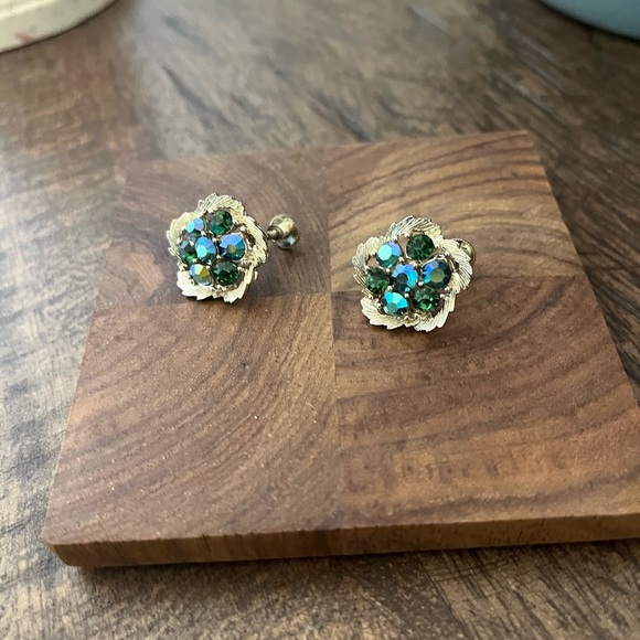 VTG Lisner screw back iridescent blue/green stone earrings in gold tone - Picture 6 of 8